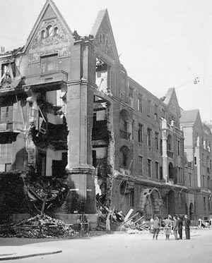 Zerbombtes Haus in München Friedrichstrasse 9, Quelle: Wikimedia Commons - Verlagsarchiv arsEdition GmbH - Kai Müller
